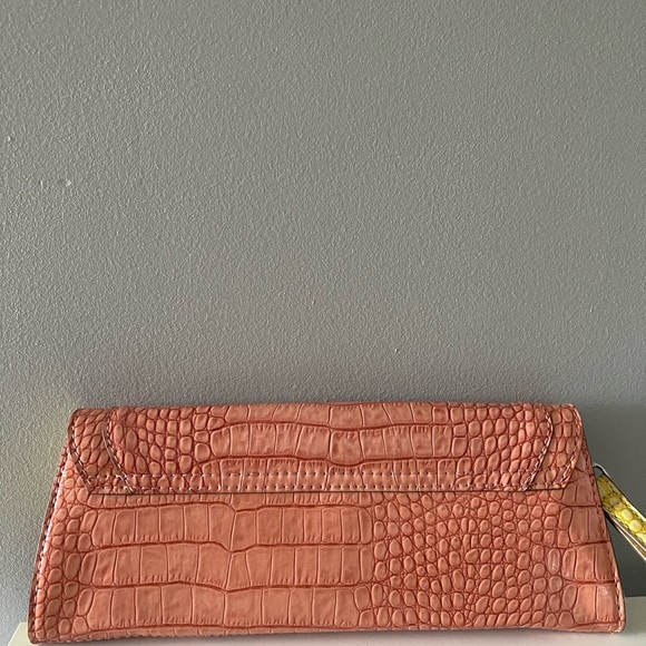 BRAND NEW Guess CLUTCH !! - Picture 3 of 4